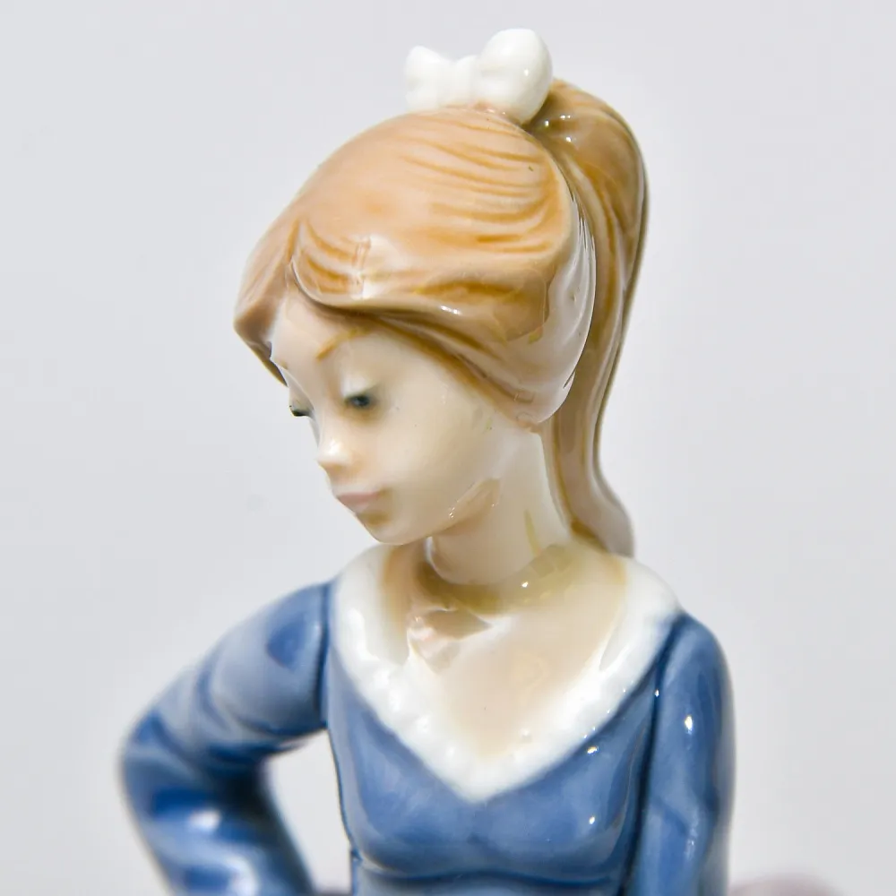 Винтажная Фарфоровая статуэтка "Девочка с зонтиком. Эвита", Lladro Испания - 1983 год.