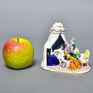 Миниатюрная Фарфоровая статуэтка «Утренние одевания», Scheibe Alsbach Германия, первая половина ХХ в. 