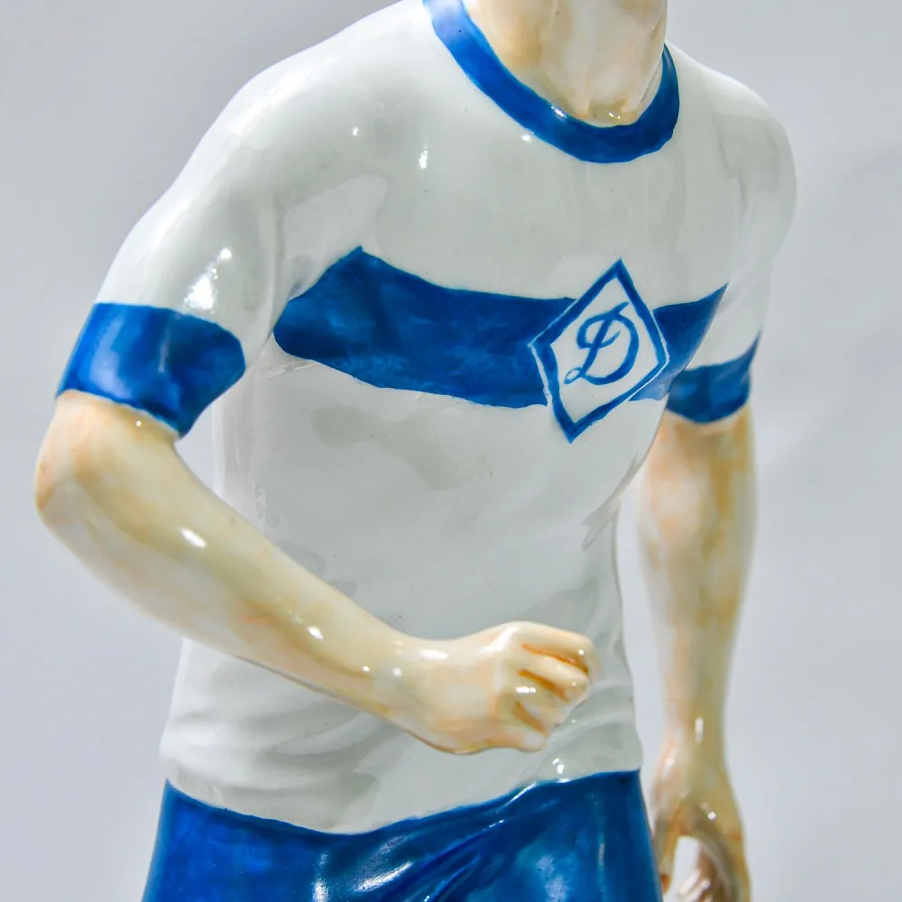 Большая Коллекционная Авторская Статуэтка «Футболист ДИНАМО», фарфор, Россия -1993 год.
