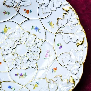 Сервировочное Блюдо - Тарелка «ЛИСТЬЯ И ЦВЕТЫ», Фарфор MEISSEN Германия, вторая половина ХХ века.