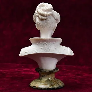 Коллекционная статуэтка - бюст «Герцогиня», Камень, Франция - середина ХХ века. 