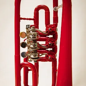 Дизайнерская Электрическая Настольная Лампа Светильник «Труба - Красный Корнет - 1966г».