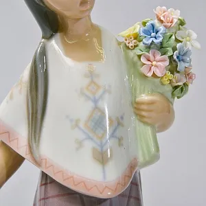 Авторская Фарфоровая статуэтка «ЛУПИТА. Девочка с цветами и корзинкой яблок», Lladro Испания.