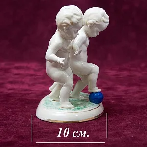 Коллекционная Фарфоровая статуэтка «Путти с мячом», Германия - середина ХХ века. 