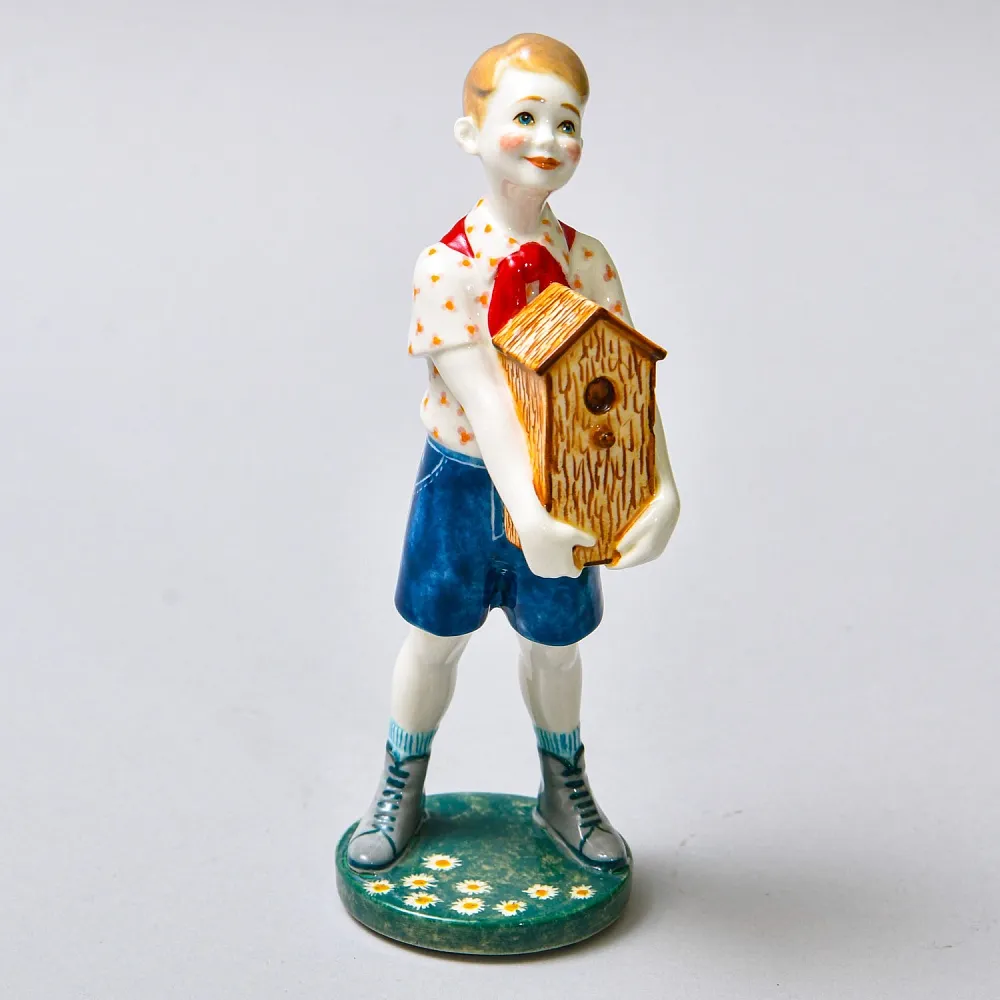 Авторская Коллекционная Фарфоровая Статуэтка «Пионер со скворечником», Россия.