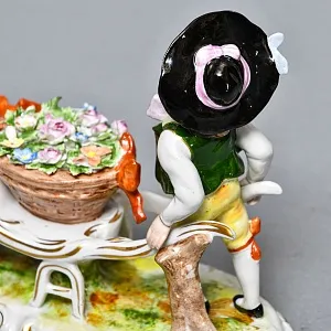 Коллекционная Фарфоровая статуэтка «Маленький Цветочник» Scheibe-Alsbach Германия.