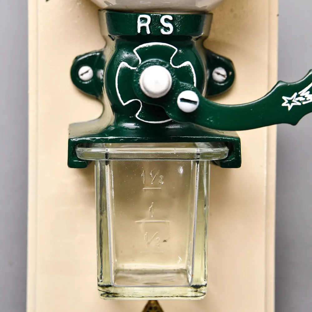 Старинная Настенная Ручная Механическая Кофемолка «Виноградная Гроздь», Голландия.