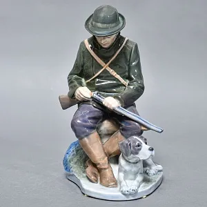 Коллекционная Фарфоровая статуэтка «Охотник  с собакой», Royal Copenhagen Дания, 1992 - 1999 годы. 