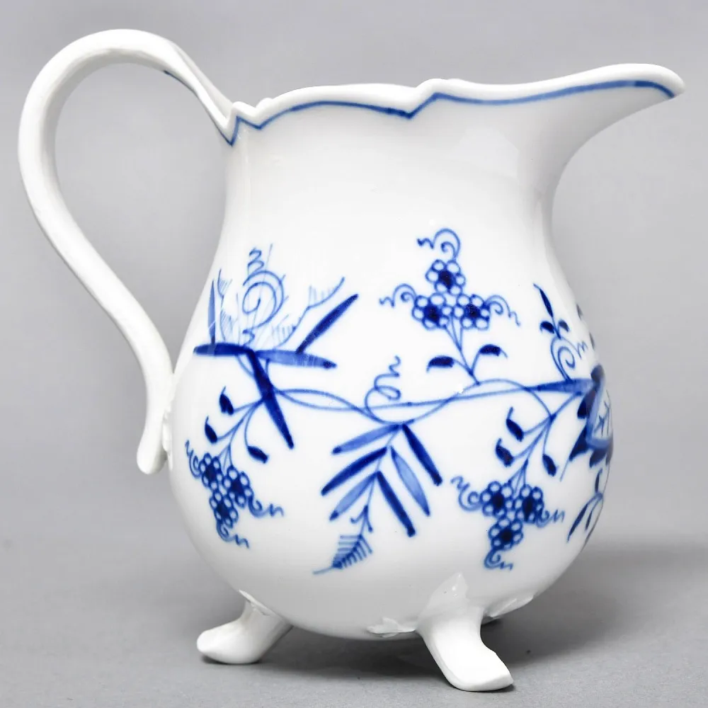 Фарфоровый молочник - сливочник на ножках «Луковый узор», MEISSEN Германия, середина ХХ века. 
