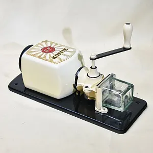 Винтажная Настенная Ручная Кофемолка «Чёрный Кофе», Голландия PeDe, середина ХХ века.