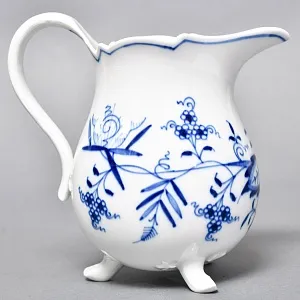 Фарфоровый молочник - сливочник на ножках «Луковый узор», MEISSEN Германия, середина ХХ века. 