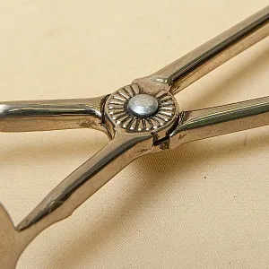 ВИНТАЖНЫЕ СЕРВИРОВОЧНЫЕ ЩИПЦЫ . Металл Silverplate, Англия середина ХХ века.
