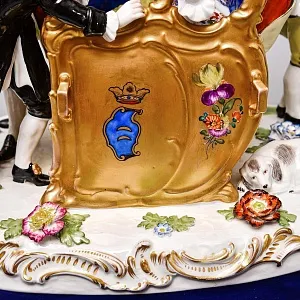 Антикварная Фарфоровая статуэтка «Дама в золотом портшезе», Carl Thieme Германия, 1864 - 1888 годы. 