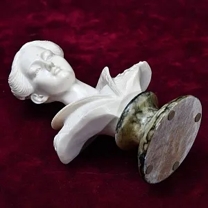 Коллекционная статуэтка - бюст «Герцогиня», Камень, Франция - середина ХХ века. 