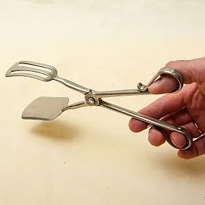 ВИНТАЖНЫЕ СЕРВИРОВОЧНЫЕ ЩИПЦЫ . Металл Silverplate, Англия середина ХХ века.