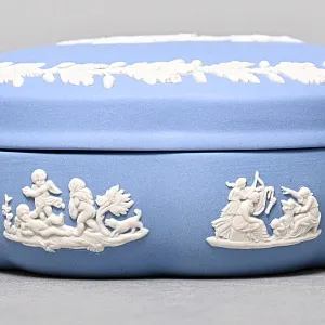 Шкатулка - Бонбоньерка «Колесница», фарфор ВЕДЖВУД / WEDGWOOD, Англия, вторая половина ХХ века.