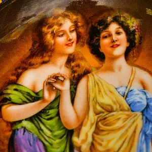 Классическая Фарфоровая Шкатулка - Бонбоньерка «Две Грации», Vienna Style Германия, середина ХХ века.