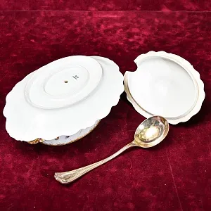 Редкость! Соусник - Судок с крышкой и ложкой "Цветы Ирисы" , Limoges Франция, середина ХХ века.