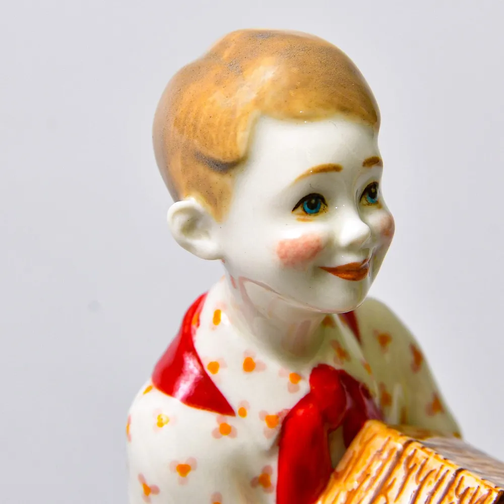 Авторская Коллекционная Фарфоровая Статуэтка «Пионер со скворечником», Россия.