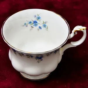 Коллекционная Фарфоровая Чайная пара «Воспоминания», ROYAL ALBERT Англия, вторая половина ХХ века.