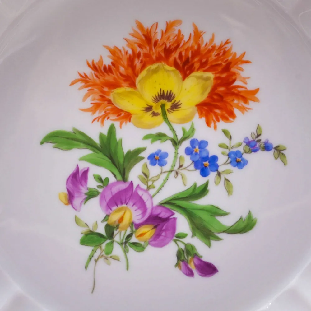 Сервировочная Тарелка - Блюдо - Сухарница  из коллекции BLUMEN, Фарфор MEISSEN Германия, 1974 год.