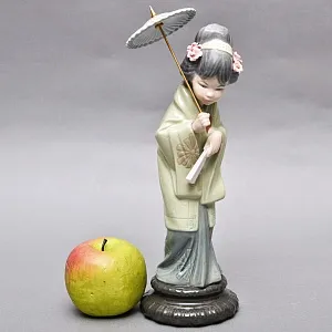 Коллекционная Фарфоровая статуэтка «Гейша с зонтом» Н - 30 см. Lladro, Испания - 1978 год.