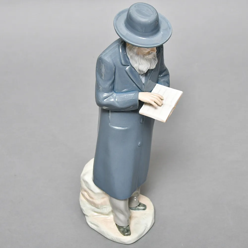 Коллекционная Фарфоровая статуэтка «Раввин. Ребе, читающий Тору», NAO by Lladro Испания.