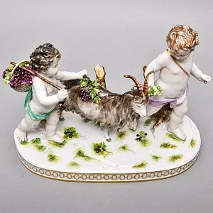  Антикварная статуэтка «Путти с козлом и виноградом», Фарфор Karl Thime Dresden, Германия.