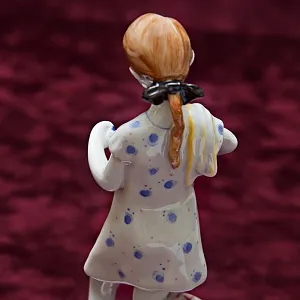 Коллекционная Фарфоровая Статуэтка «Юная помощница», ЛФЗ СССР - 1956 год.