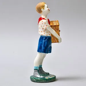 Авторская Коллекционная Фарфоровая Статуэтка «Пионер со скворечником», Россия.