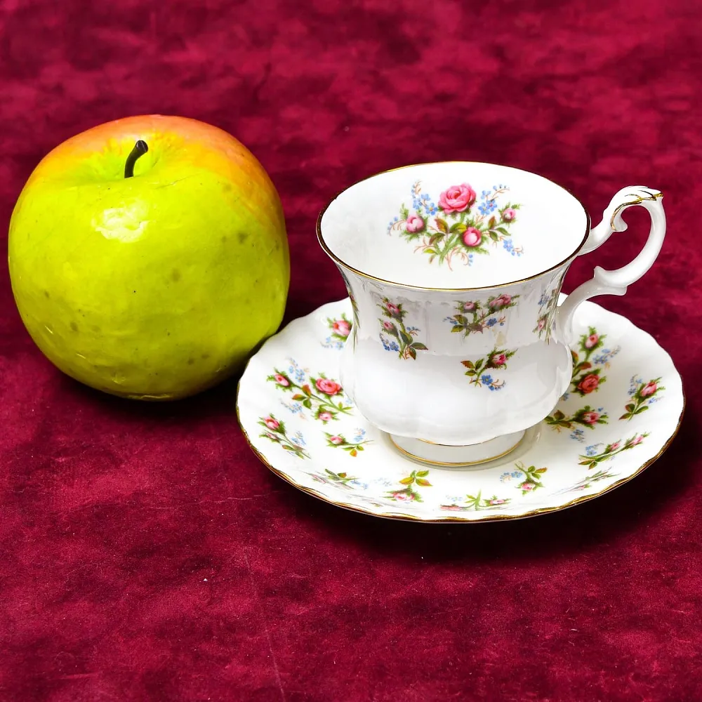 Коллекционная Фарфоровая Кофейная пара «Очарование», ROYAL ALBERT Англия, вторая половина ХХ века.
