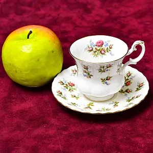 Коллекционная Фарфоровая Кофейная пара «Очарование», ROYAL ALBERT Англия, вторая половина ХХ века.