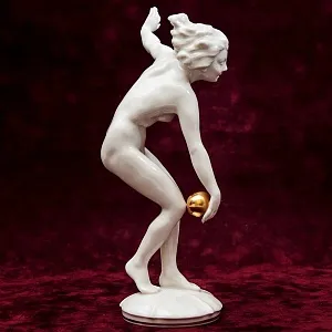 Фарфоровая Статуэтка «Девушка с мячом», Hutschenreuther,  Германия - 1955-1968 годы.