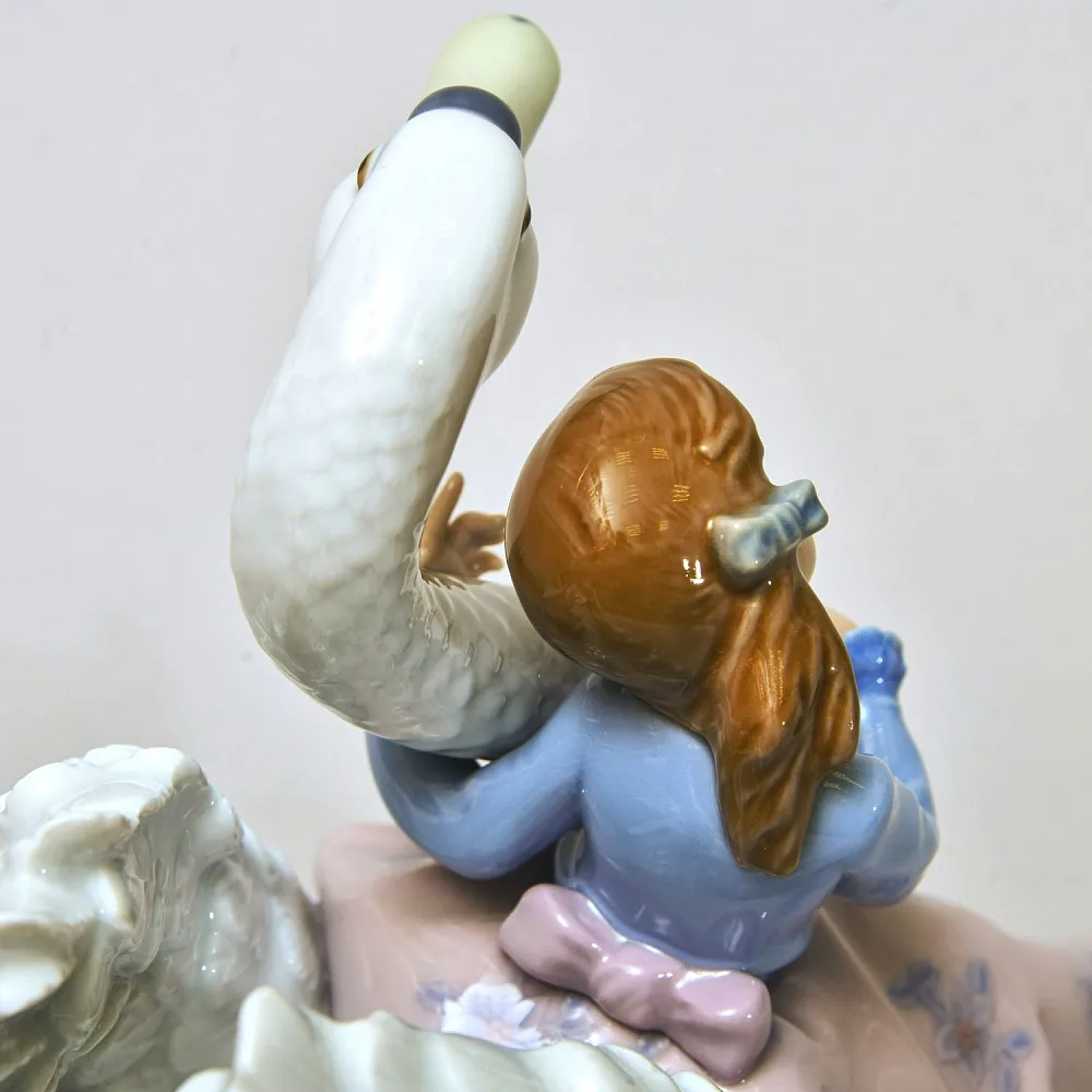 Коллекционная Фарфоровая Статуэтка «Девочка и лебедь», Lladro Испания - 1990 год.