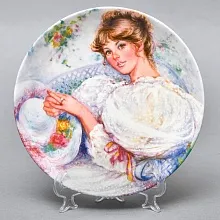 Коллекционная Фарфоровая тарелка «Девушка с кольцом», Wedgwood Англия - 1986 год. 