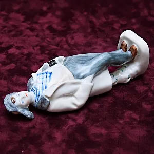 Коллекционная Авторская Фарфоровая статуэтка «Мальчик с коньками», ЛФЗ СССР 1958 год.
