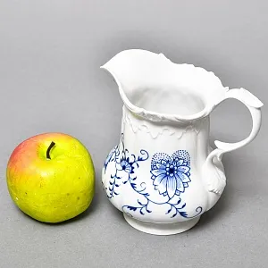 Фарфоровый молочник - сливочник на ножках «Луковый узор», MEISSEN Германия - 1992 год.