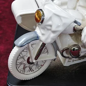 Большая Коллекционная Авторская Статуэтка «Берегись автомобиля», фарфор, Россия.