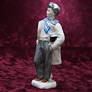 Коллекционная Авторская Фарфоровая статуэтка «Мальчик с коньками», ЛФЗ СССР 1958 год.