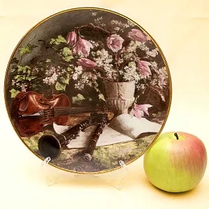 Тарелка «Натюрморт с музыкальными инструментами» Фарфор, Royal MOSA, Голландия - 1988 год.