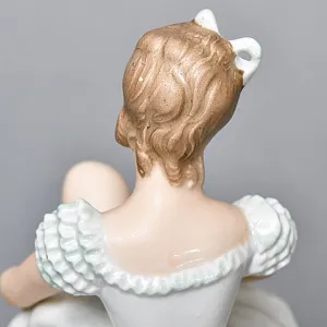 Коллекционная Фарфоровая Статуэтка «Балерина, завязывающая пуанты», WALLENDORF Германия.