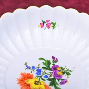 Сервировочная Тарелка - Блюдо - Сухарница  из коллекции BLUMEN, Фарфор MEISSEN Германия, 1974 год.