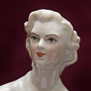 Редкость!!!  Фарфоровая Статуэтка «Девушка со снопами» Рижский ФЗ - CCCР -1956 год.
