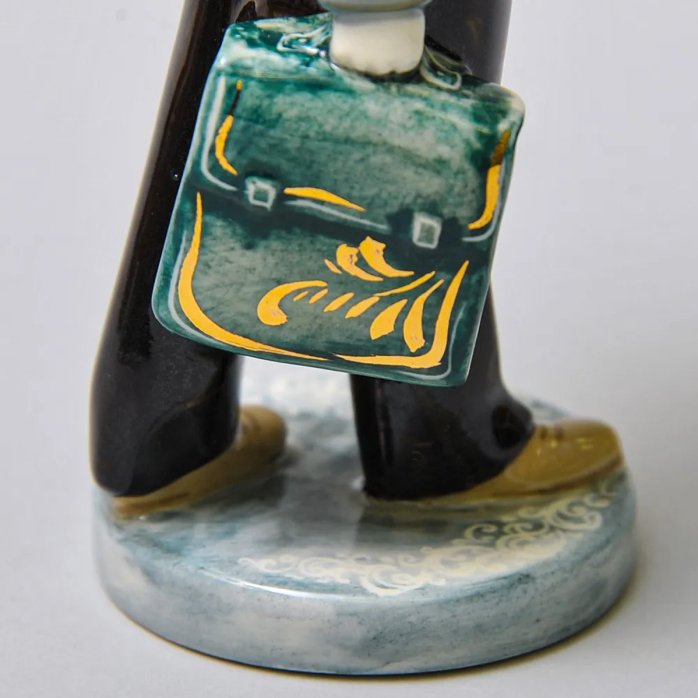 Авторская Коллекционная Фарфоровая Статуэтка «Школьник с букетом тюльпанов», Россия.