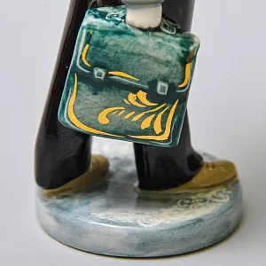 Авторская Коллекционная Фарфоровая Статуэтка «Школьник с букетом тюльпанов», Россия.