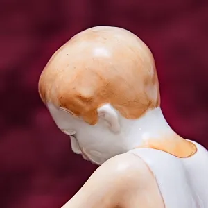 Фарфоровая статуэтка «Мальчик, надувающий мяч», «Красный фарфорист» Чудово, СССР -1956 год. 