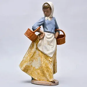 Коллекционная Фарфоровая статуэтка «Девочка с двумя корзинками», NAO by Lladro серия Грес, Испания.