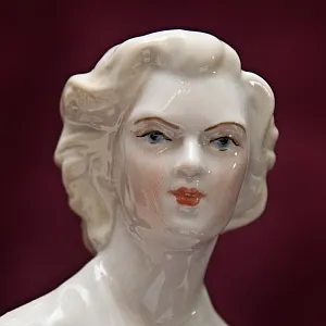 Редкость!!!  Фарфоровая Статуэтка «Девушка со снопами» Рижский ФЗ - CCCР -1956 год.