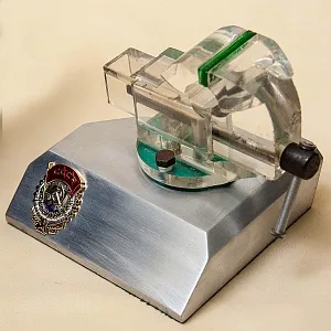 Настольный Сувенир - Памятный Подарок - «Слесарные Тиски» Металл, Оргстекло - СССР - 70 гг.