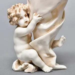 Антикварная статуэтка - салфетница «Путти с кульком», Фарфор Dressel & Kister Passau Германия.